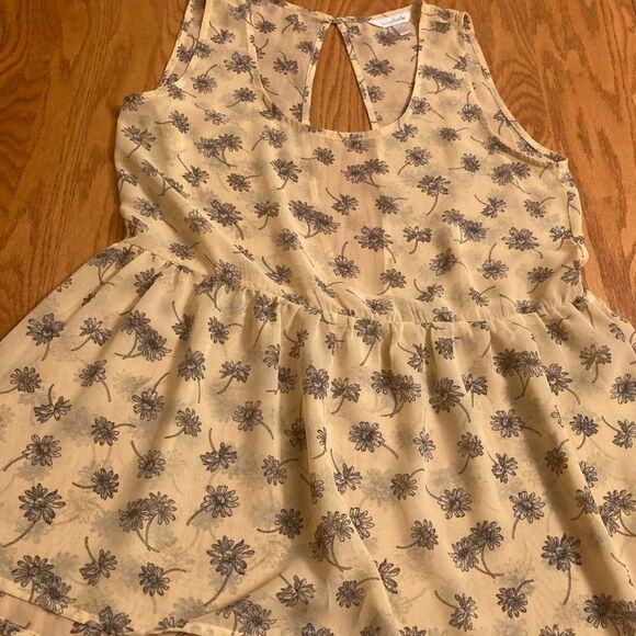 Charming Charlie Sleeveless Top - Picture 3 of 8